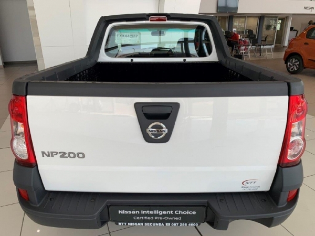 we buy cars nissan np200