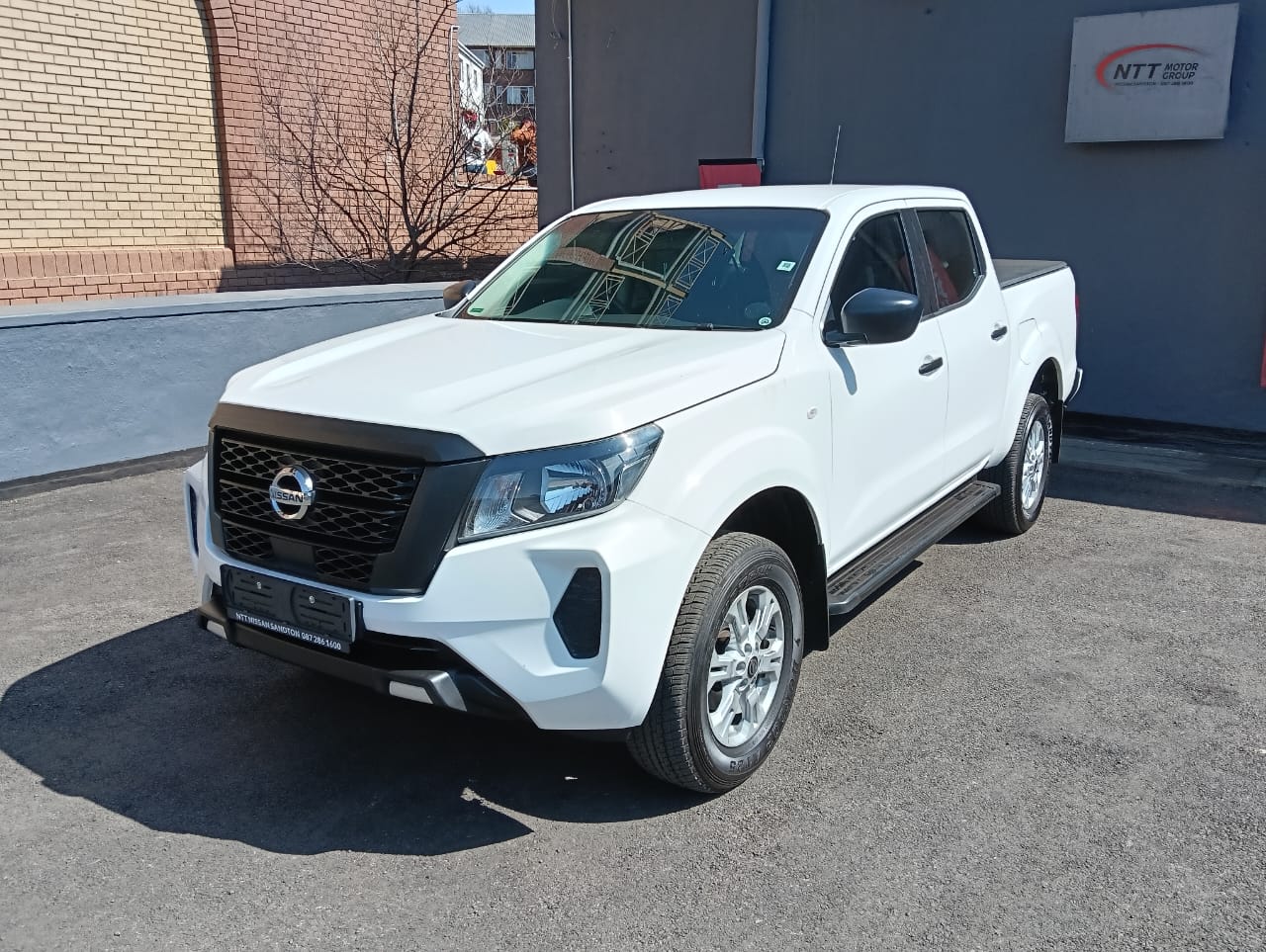 NISSAN NAVARA 2.5DDTI SE PLUS 4X4 D/C P/U for Sale in South Africa