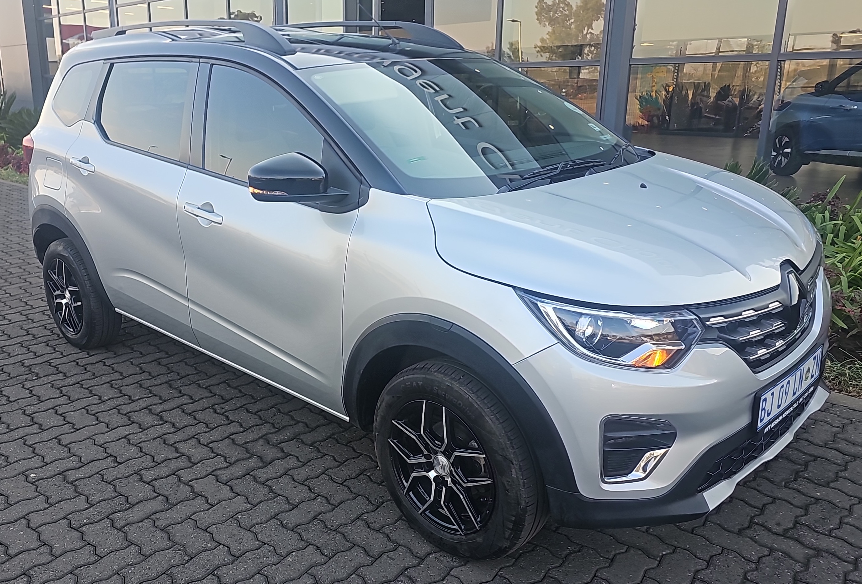 RENAULT TRIBER 1.0 PRESTIGE for Sale in South Africa